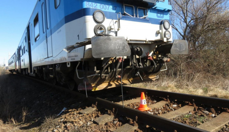 Tragická nehoda uzavřela železnici v Praze. Mladý chlapec nepřežil střet s vlakem