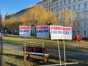 Další protesty kvůli novele pandemického zákona. Na pražském Klárově se sešly desítky odpůrců