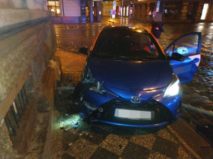 Opilý devatenáctiletý řidič naboural auto v centru Prahy. Policistům tvrdil, že jen prochází kolem