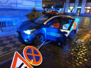 Opilý devatenáctiletý řidič naboural auto v centru Prahy. Strážníkům tvrdil, že jen prochází kolem