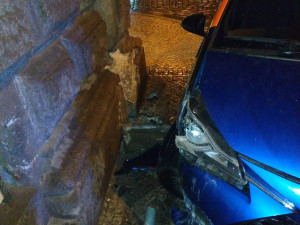 Opilý devatenáctiletý řidič naboural auto v centru Prahy. Policistům tvrdil, že jen prochází kolem