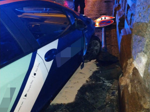 Opilý devatenáctiletý řidič naboural auto v centru Prahy. Policistům tvrdil, že jen prochází kolem