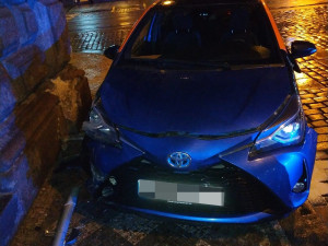 Opilý devatenáctiletý řidič naboural auto v centru Prahy. Policistům tvrdil, že jen prochází kolem