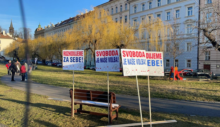 Další protesty kvůli novele pandemického zákona. Na pražském Klárově se sešly desítky odpůrců