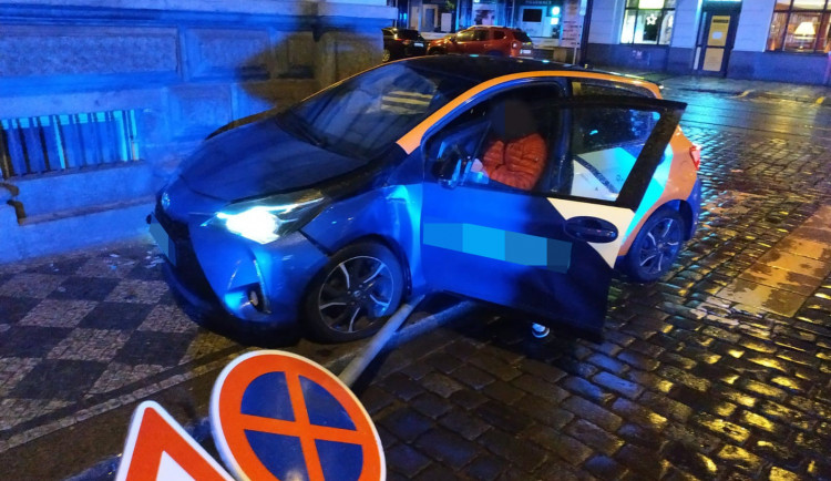 Opilý devatenáctiletý řidič naboural auto v centru Prahy. Policistům tvrdil, že jen prochází kolem