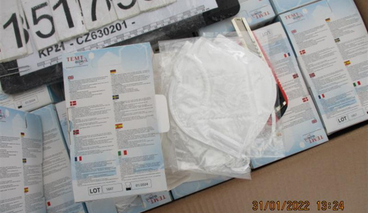 Celníci zadrželi skoro 1,5 milionu nevyhovujících respirátorů pro český trh. Dva kamiony poslali zpět do Turecka