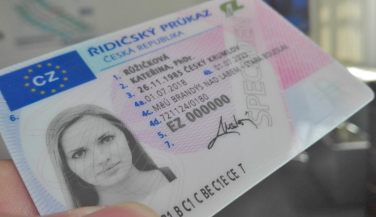 Potvrzení o občance přichází z mailu elektra. Se stížnostmi jsme se setkali, přiznává vedení obchodu