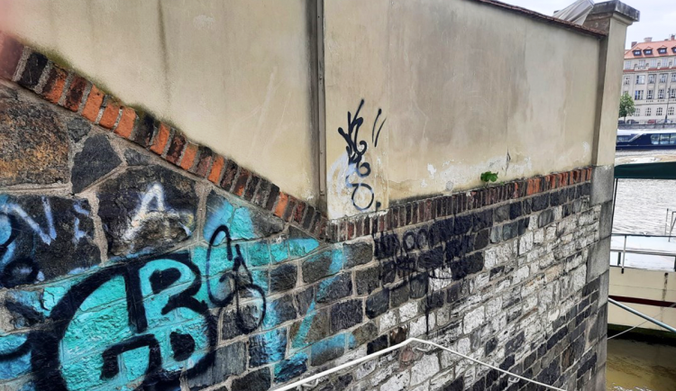 Aplikace Bez graffiti funguje už půl roku. Lidé nahlašují místa posprejovaná vandaly