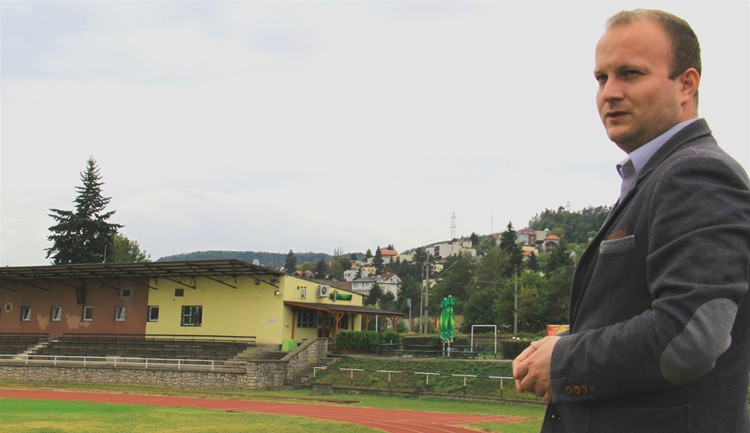 Pražský politik prodává bělidlo a k němu knihy o léčbě covidu. Nikoho k ničemu nenavádíme, hájí se