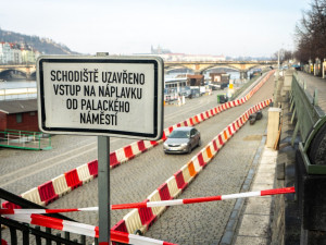 VIDEO: V Praze začala oprava tramvajové trati, kvůli které musí řidiči jezdit po náplavce