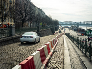VIDEO: V Praze začala oprava tramvajové trati, kvůli které musí řidiči jezdit po náplavce