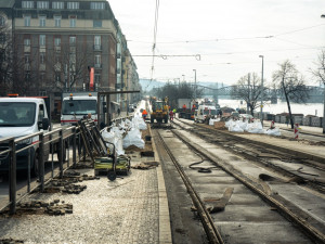 VIDEO: V Praze začala oprava tramvajové trati, kvůli které musí řidiči jezdit po náplavce