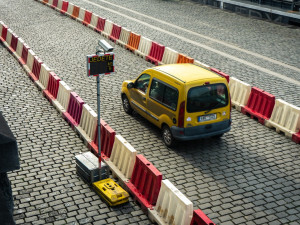 VIDEO: V Praze začala oprava tramvajové trati, kvůli které musí řidiči jezdit po náplavce