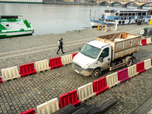 VIDEO: V Praze začala oprava tramvajové trati, kvůli které musí řidiči jezdit po náplavce