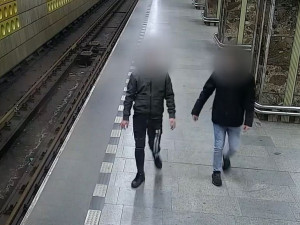 VIDEO: Agresoři brutálně zbili dva mladíky v centru Prahy. Jednomu způsobili těžkou újmu na zdraví