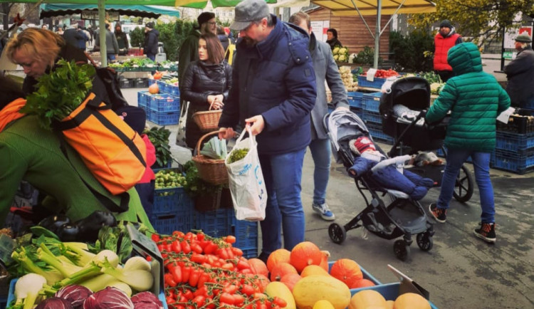 Dnes odstartovaly oblíbené trhy na Jiřáku. Těšte se na typické dobroty, krásné květiny i zajímavé novinky