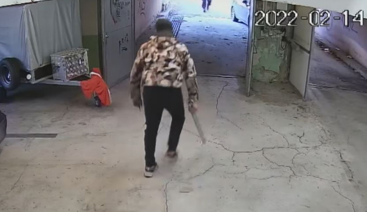 Muž vzal na strážníky ocelovou tyč. Zastavila ho až namířená zbraň