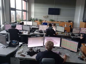 Silný vítr komplikuje dopravu, láme stromy a strhává plechy. Omezte pohyb venku, varují odborníci