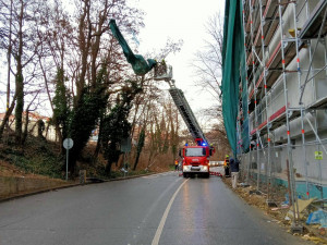 Silný vítr komplikoval dopravu, lámal stromy a strhával plechy. Hasiči měli přes 130 zásahů