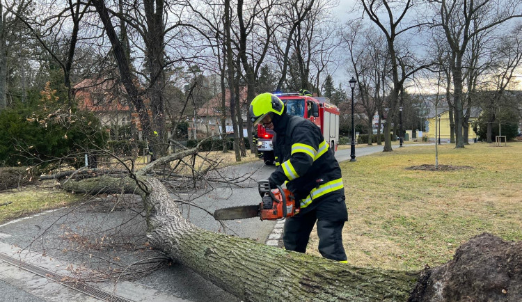 Silný vítr komplikoval dopravu, lámal stromy a strhával plechy. Hasiči měli přes 130 zásahů
