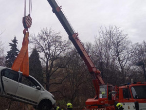 Řidič vjel v Praze 10 do potoka. Muže i auto hasiči vytahovali z vršovického Botiče