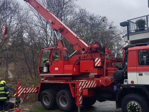 Řidič vjel v Praze 10 do potoka. Muže i auto hasiči vytahovali z vršovického Botiče
