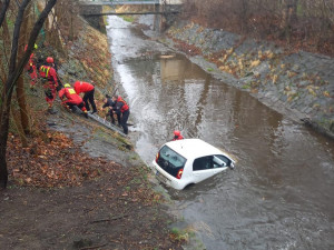 Jednapadesátiletý řidič vjel v Praze 10 do vršovického potoka. Na místě zasahovali hasiči i záchranáři