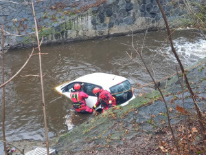 Řidič vjel v Praze 10 do potoka. Muže i auto hasiči vytahovali z vršovického Botiče