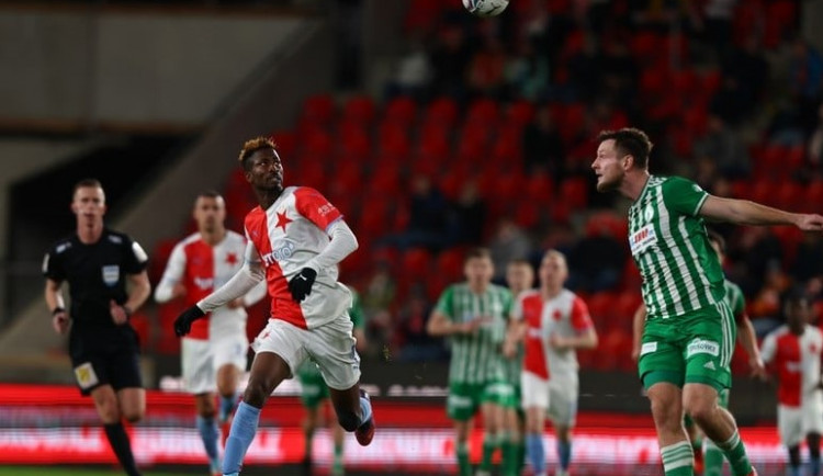 Fotbalisté Slavie se vrátili do čela ligy. Obhájce titulu porazil Bohemians 1905 1:0. Boj rozhodl Olayinka