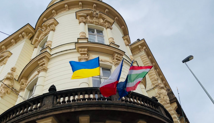 Podívejte se, které městské části vyvěsily ukrajinskou vlajku