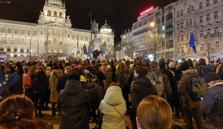 V centru Prahy se dnes večer sešly stovky lidí. Vyjadřovali podporu Ukrajině