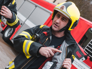 Pražští hasiči testují chytré obleky. Dokáží měřit teplotu nebo zviditelnit hasiče v zakouřených prostorách