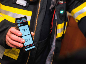 Pražští hasiči testují chytré obleky. Dokáží měřit teplotu nebo zviditelnit hasiče v zakouřených prostorách