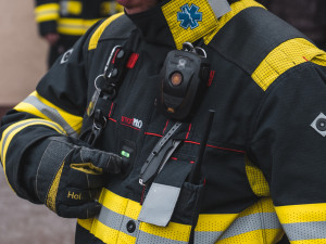 Pražští hasiči testují chytré obleky. Dokáží měřit teplotu nebo zviditelnit hasiče v zakouřených prostorách
