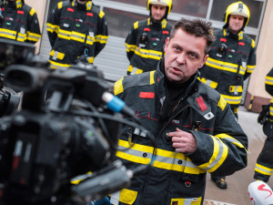 Pražští hasiči testují chytré obleky. Dokáží měřit teplotu nebo zviditelnit hasiče v zakouřených prostorách