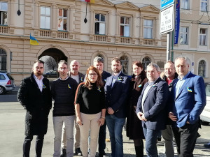 Podívejte se, které městské části vyvěsily ukrajinskou vlajku