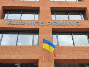 Podívejte se, které městské části vyvěsily ukrajinskou vlajku