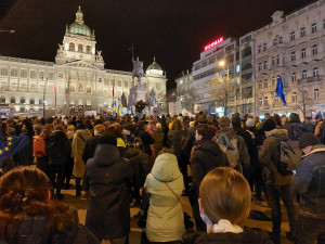 V centru Prahy se dnes večer sešly stovky lidí. Vyjadřovali podporu Ukrajině