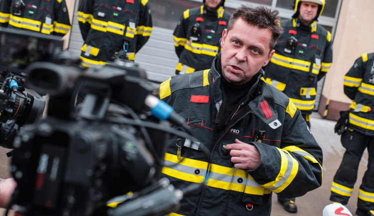 Pražští hasiči testují chytré obleky. Dokáží měřit teplotu nebo zviditelnit hasiče v zakouřených prostorách