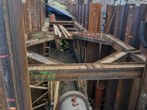 Dva dělníky zalil při práci tekoucí beton. Se zraněními skončili v nemocnici