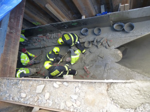 Dva dělníky v Praze zalili při práci do tekutého betonu