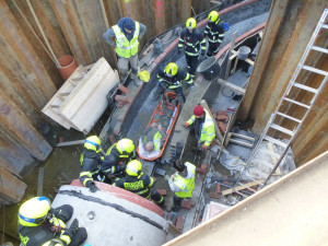 Dva dělníky zalil při práci tekoucí beton. Se zraněními skončili v nemocnici