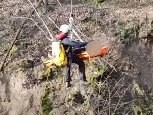 VIDEO: Muž spadl ze srázu a zranil se. Nemohl mluvit ani chodit, v lese zůstal celou noc