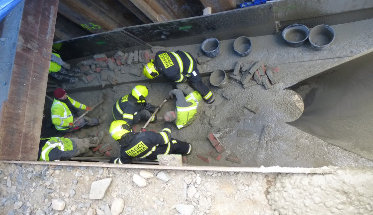 Dva dělníky zalil při práci tekoucí beton. Se zraněními skončili v nemocnici