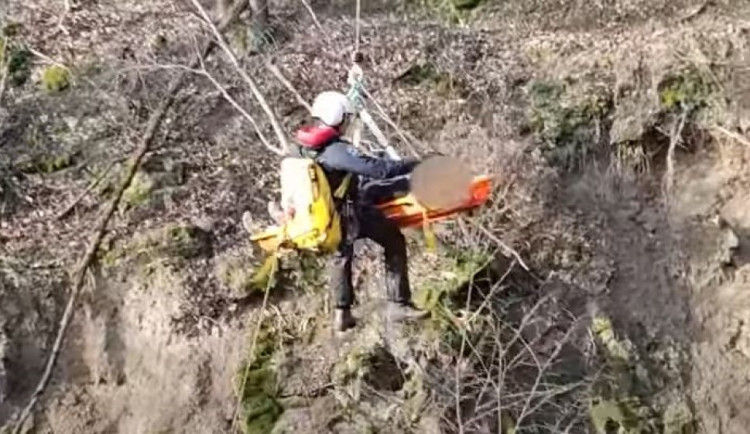 Muž spadl ze srázu a zranil se. Nemohl mluvit ani chodit a zůstal v lese celou noc