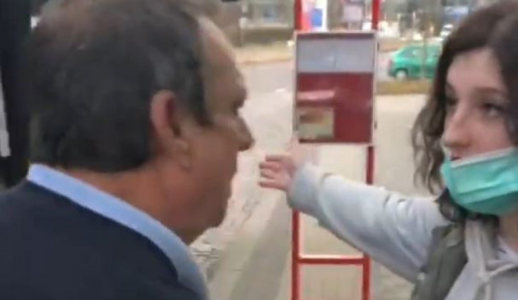 Dostanete přes držku, vy hovado jedno. Řidič autobusu nepomohl vozíčkáři, pak napadl cestující