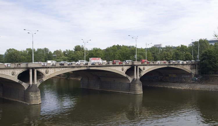 Dopravu v Praze letos zkomplikují desítky stavebních prací či úprav a s nimi spojené výluky