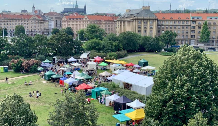 Trhy na Kulaťáku jsou zpět. Užijte si 43 sobot plných dobrého jídla, pití a atmosféry. Akci zahájí zabijačkou