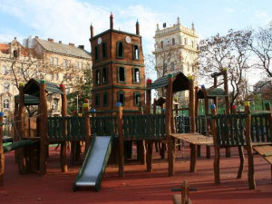 Změny pražských hracích ploch. Hřiště Burešova získá novou atrakci, hřiště U Vodárny čeká rekonstrukce