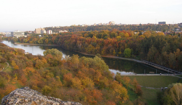 Pražští zastupitelé zamítli výstavbu u Džbánu. Několikahodinová pře o pozemcích byla plná obviňování
